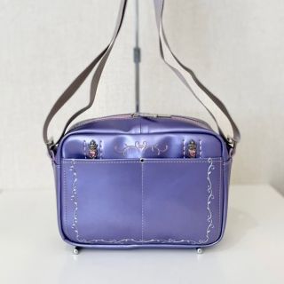 ご注文いただきました横長ショルダーのリメイク品のご紹介です✨

特徴的なランドセルの刺繍とチャームを残してほしいとのご希望でしたのでそのまま前胴部分に使用しています👀

リメイクでは思い出のパーツをそのまま使用してほしいとのご希望にもお答えすることができますので、ぜひご相談ください🙏

※どうしてもランドセルの状態やリメイク品の裁断パーツによっては取り入れられない場合もございます。

#恩返し工房REBACK#ランドセルリメイク#ランドセル#ラン活#思い出#恩返し#豊岡鞄#豊岡かばん#卒業#SDGsショルダーバッグ#職人